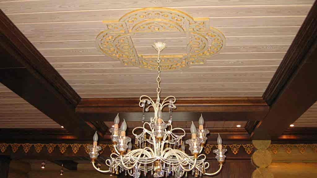 Plafond dans une maison en bois