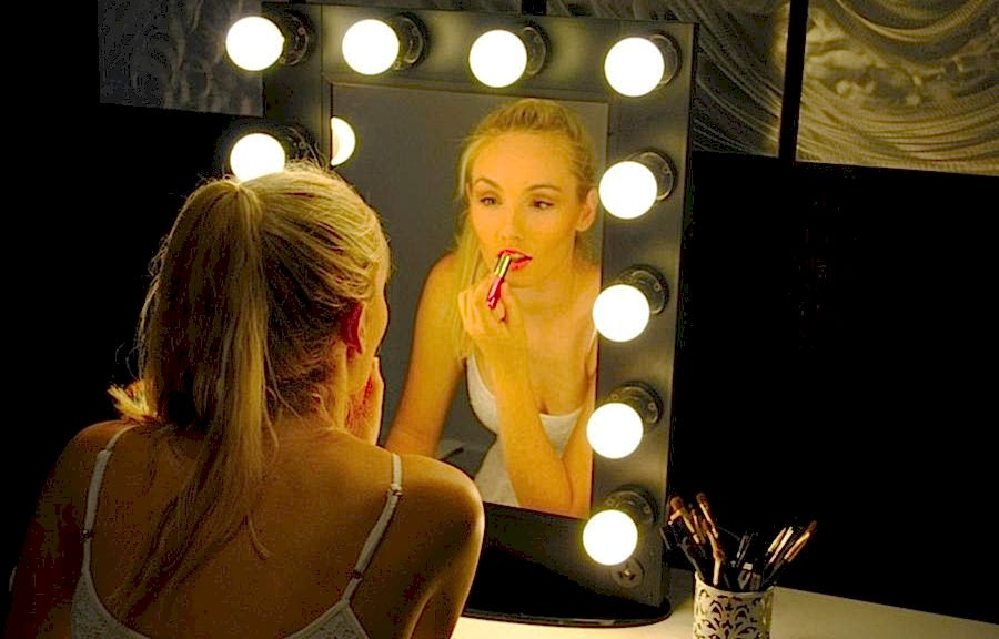 Miroir de maquillage avec ampoules