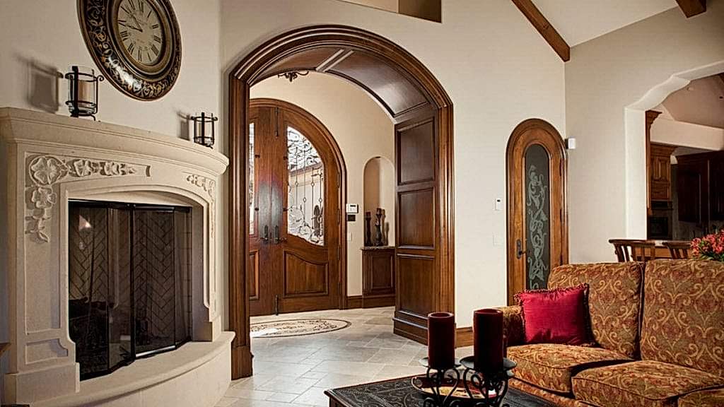 Arche dans l'embrasure de la porte