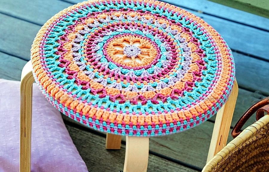 Housse de tabouret en crochet