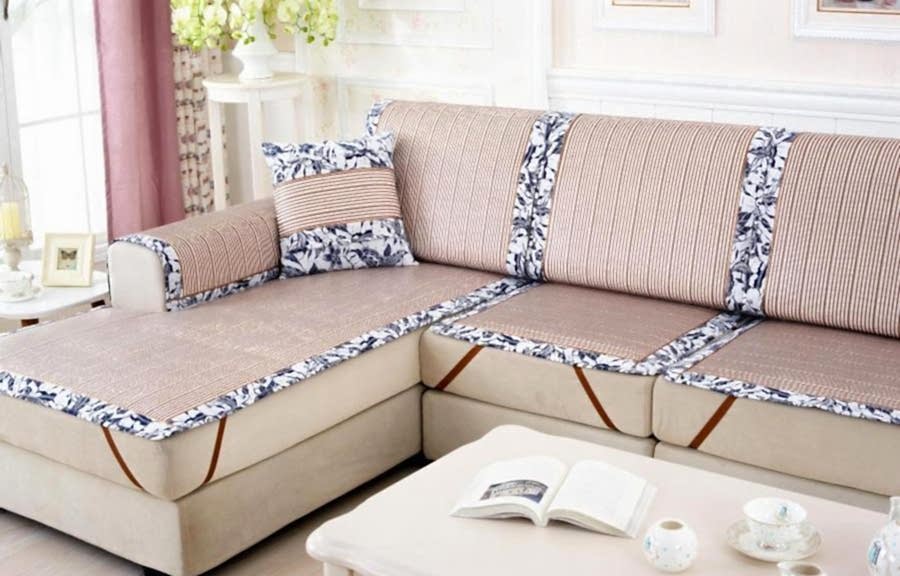 Couvre-lit sur un canapé d'angle