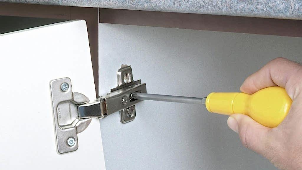 Installation de charnières de meubles