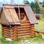 Chemin de pierre vers le puits