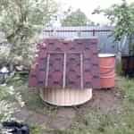 Clôture en carton ondulé sur le site