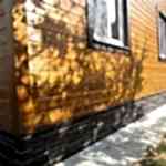 Passerelle en béton autour de la maison
