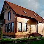 Conifères devant la maison