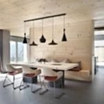 Lustres suspendus sur la table