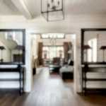 Miroirs sur les côtés de la porte