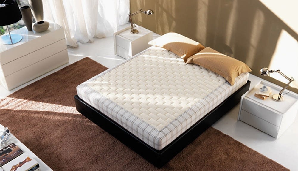 Matelas sur le lit