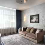 Rideaux bleus sur la fenêtre