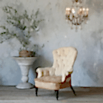 Une table à côté d'un fauteuil