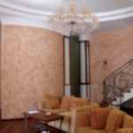 Escalier avec garde-corps forgé