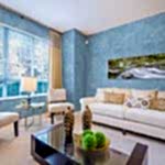 Salon aux murs bleus