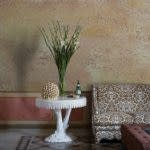 Une table à côté du canapé