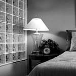 Horloge sur la table près du lit