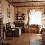 Étagères sur le mur dans le coin