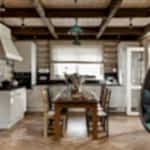 Chaise suspendue au plafond