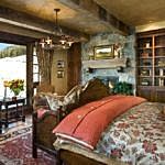 Une table entre les chaises près de la fenêtre