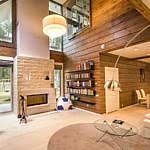 Étagères avec des livres sur le mur