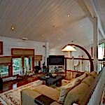 Lampadaire près du canapé