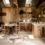 Coin repas entre la cuisine et le salon