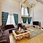 Table sculptée près du canapé