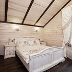 Meubles blancs dans la chambre