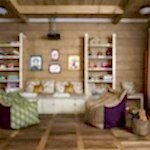 Panier avec des jouets sur le sol