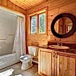 Cuvette des toilettes entre lavabo et baignoire