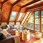 Table en rondins à l'intérieur