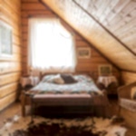 Cachez-vous près du lit